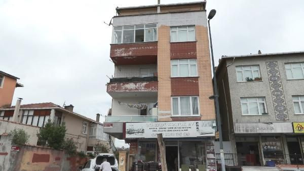 Üsküdar'da bir bina depremi beklemeden kendi kendine yıkılıyor - Sayfa 1