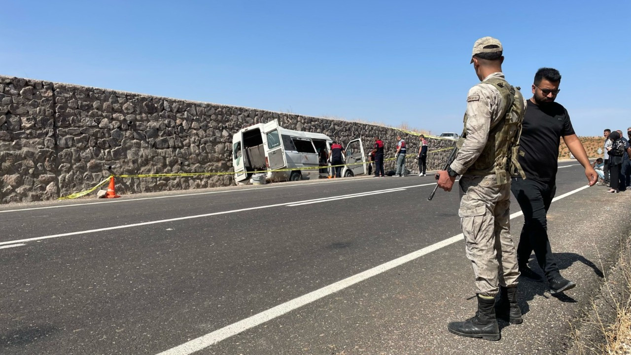 Tarım işçilerini taşıyan minibüs kaza yaptı: 3 ölü, 17 yaralı