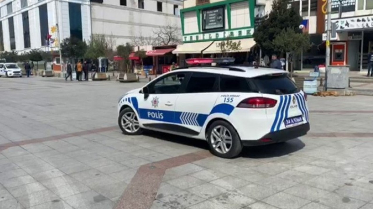 İstanbul'da polis araçları önünde elinde silahla fotoğraf çekti