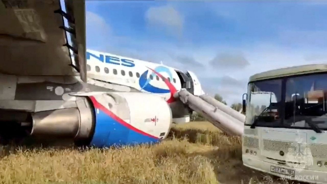 Yolcu uçağı toprak zemine acil iniş yaptı