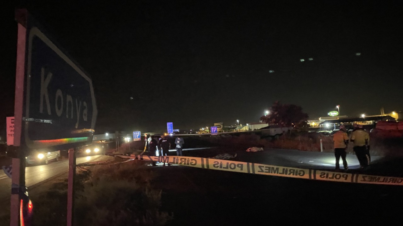 Karayolunda 'yolcu' indiren kamyon zincirleme kazaya neden oldu: 2 ölü