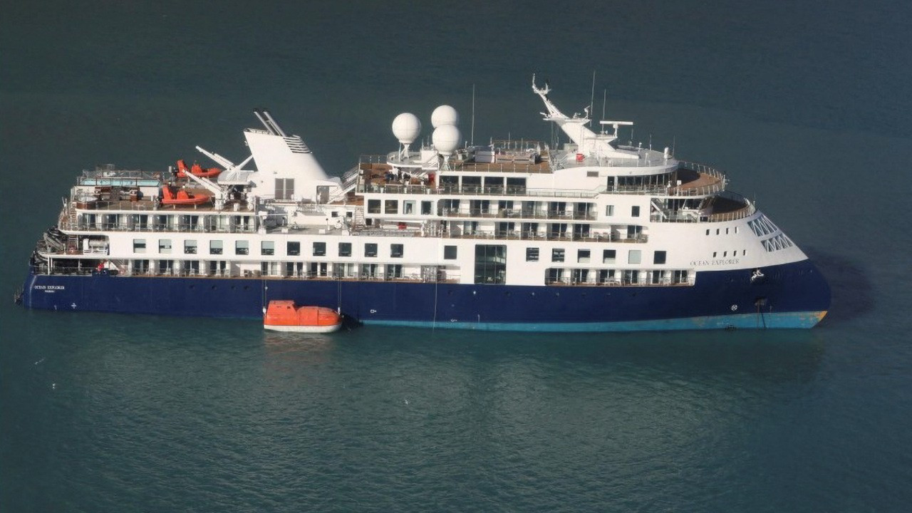 Grönland açıklarında mahsur kalan yolcu gemisi kurtarılmayı bekliyor