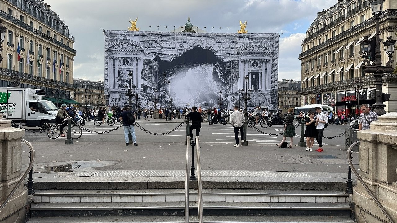 Palais de Garnier illüstrasyonla kaplandı