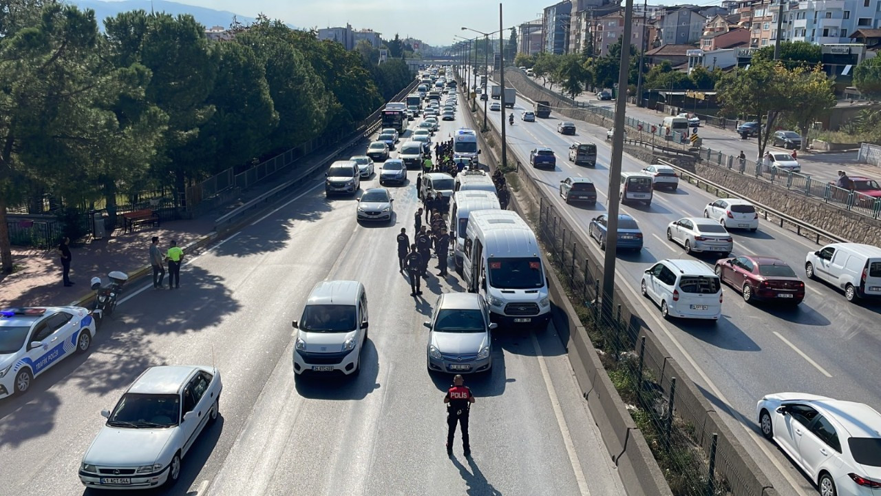 Zincirleme trafik kazasında 5 polis yaralandı