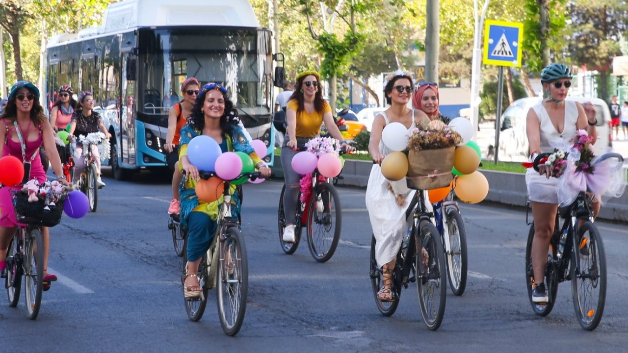 Süslü kadınlar bisikletleriyle yollara çıktı
