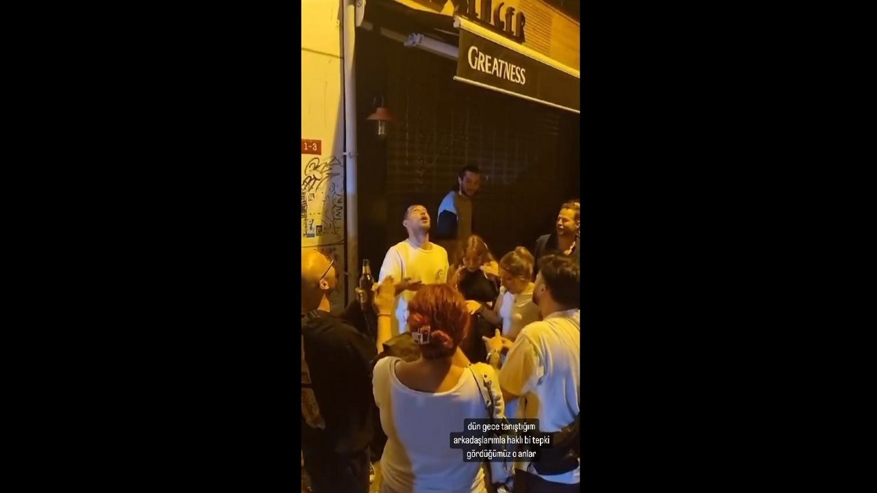 Sokakta şarkı söyleyen Uraz Kaygılaroğlu'na apartmandan su döktüler