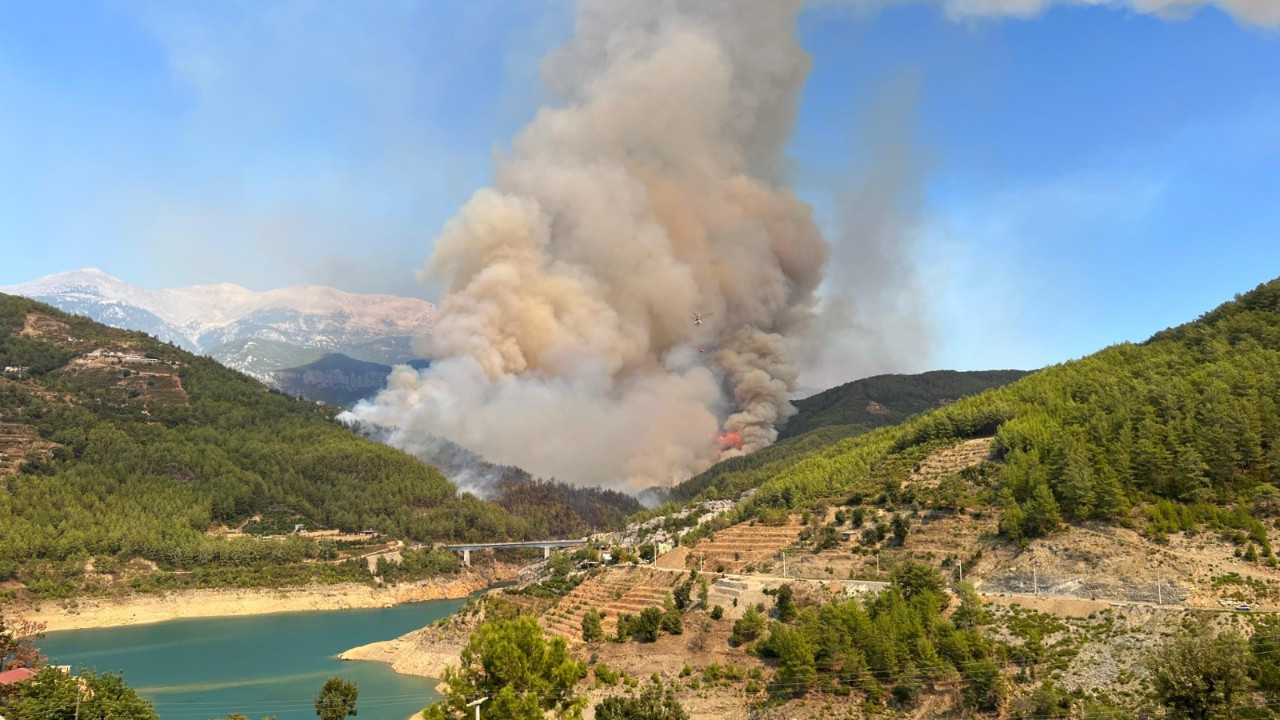 Alanya'daki orman yangını sürüyor: Evler tahliye edildi