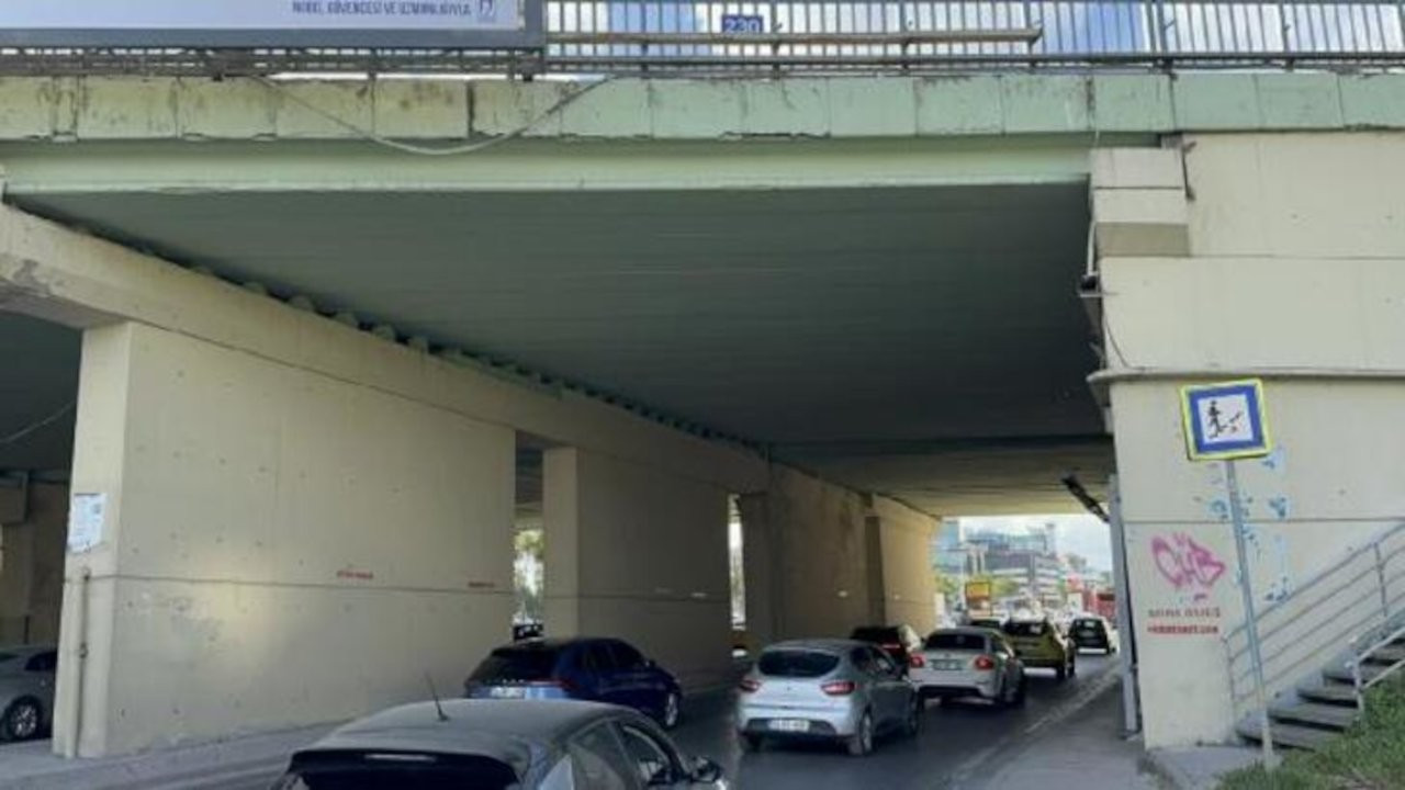 Ataşehir'de köprüden kopan beton parçaları otomobilin üzerine düştü