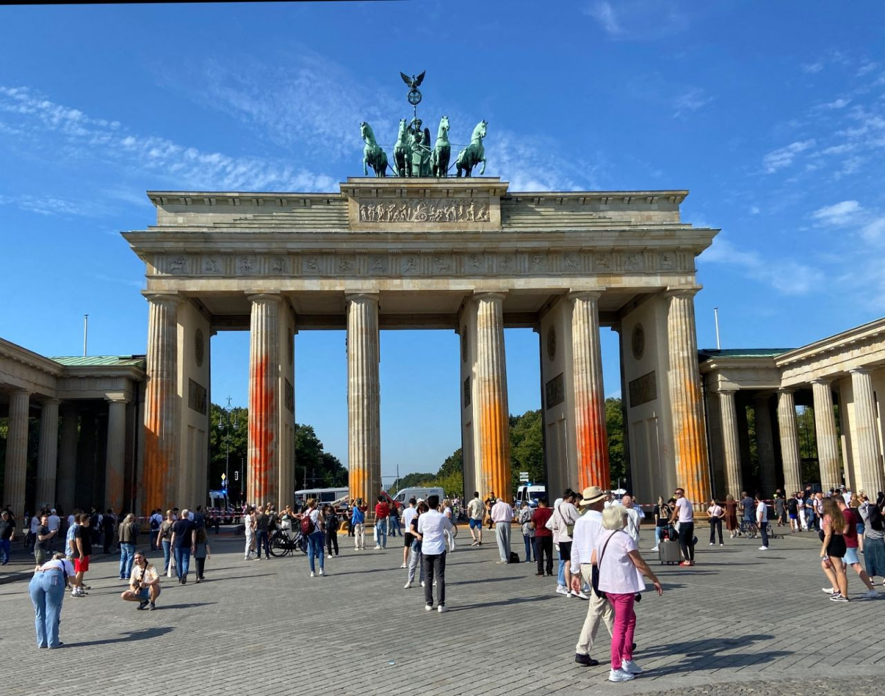 İklim aktivistleri Berlin'deki Brandenburg Kapısı'nı boyadı - Sayfa 1