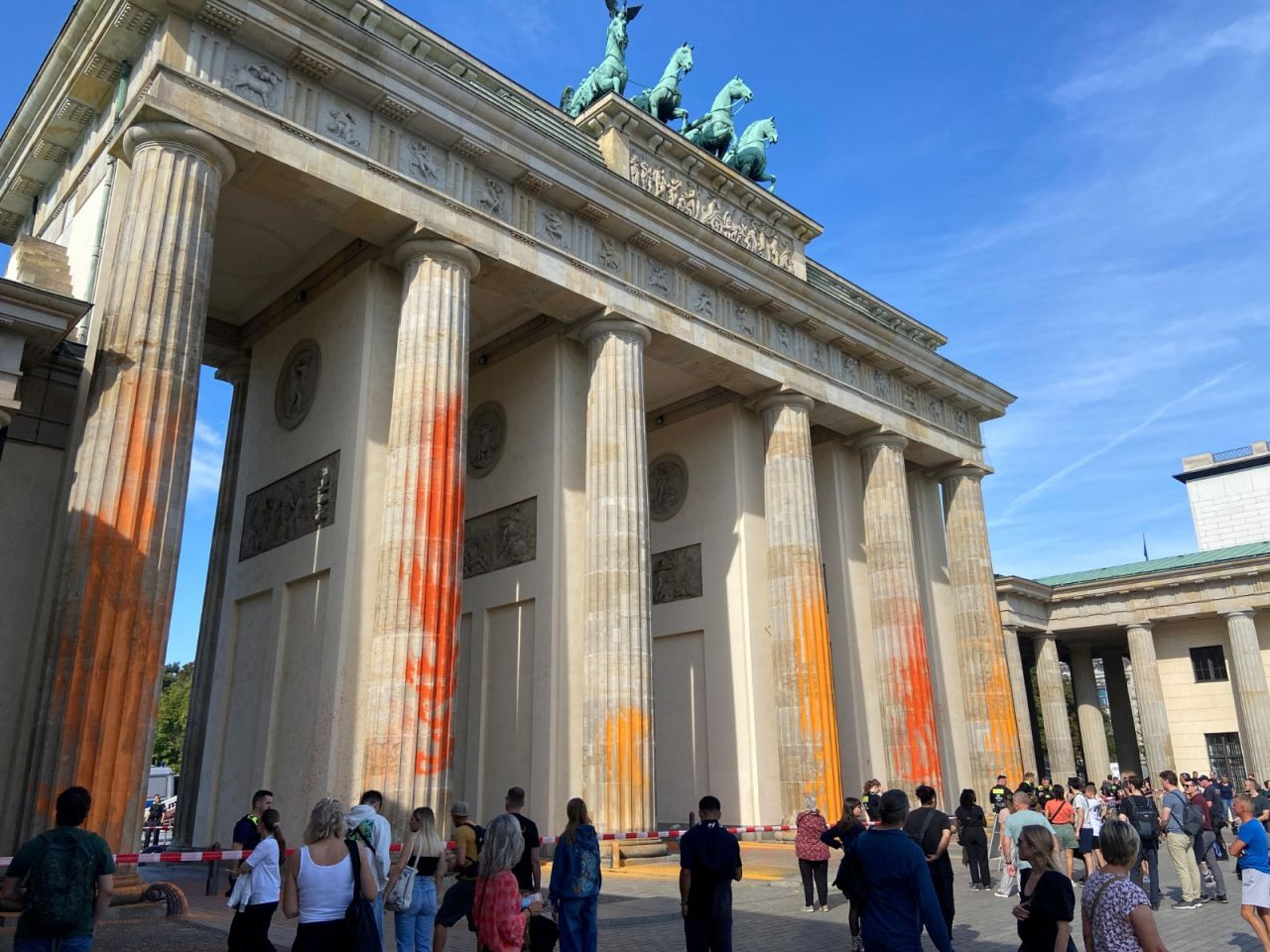 İklim aktivistleri Berlin'deki Brandenburg Kapısı'nı boyadı - Sayfa 4