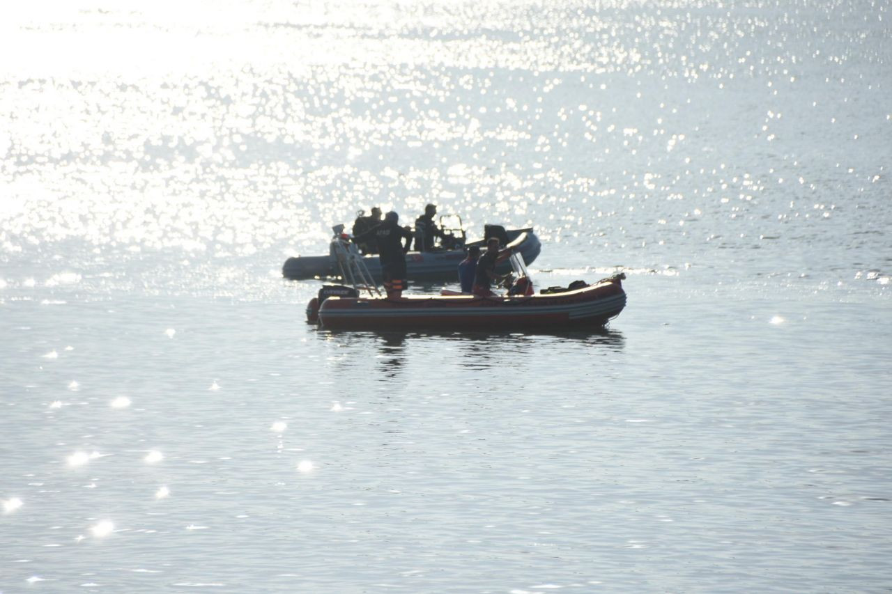 Baraj gölüne düşen helikopterin enkazı karaya çıkarıldı - Sayfa 1