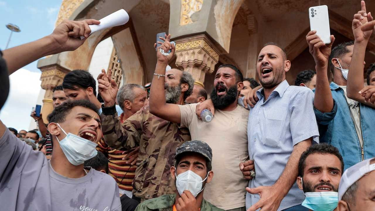 Selin vurduğu Libya'da protestocular belediye başkanının evini ateşe verdi