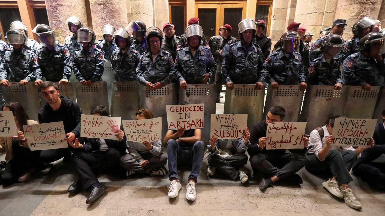 Karabağ'daki ateşkes sonrası Ermenistan'da protesto: 'Paşinyan istifa'