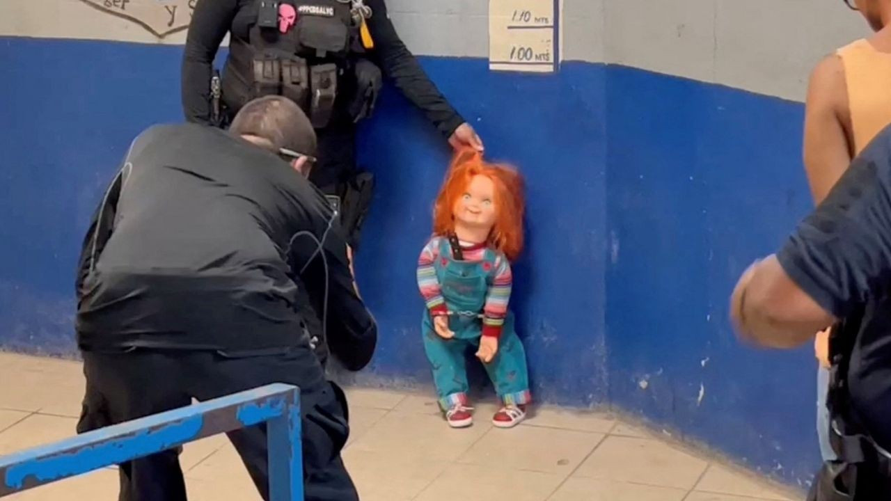 Polisten 'katil bebek' Chucky'e kelepçe ve gözaltı