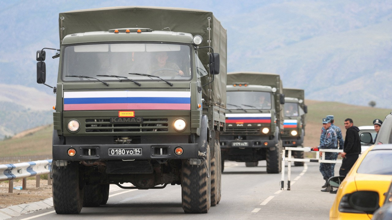 Rus Barış Gücü: Ermeni güçler, silahlarını teslim etmeye başladı