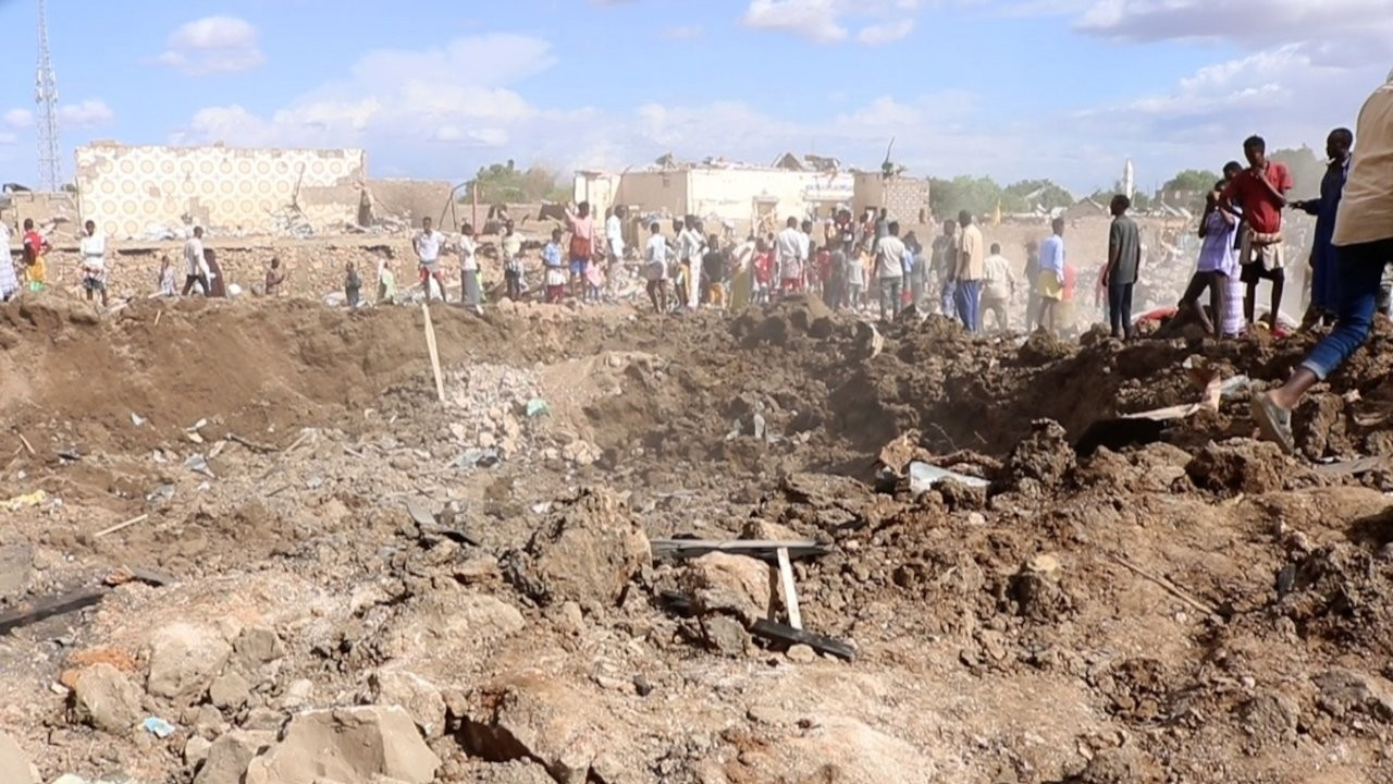 Somali'de bomba yüklü kamyon patlatıldı: En az 10 ölü