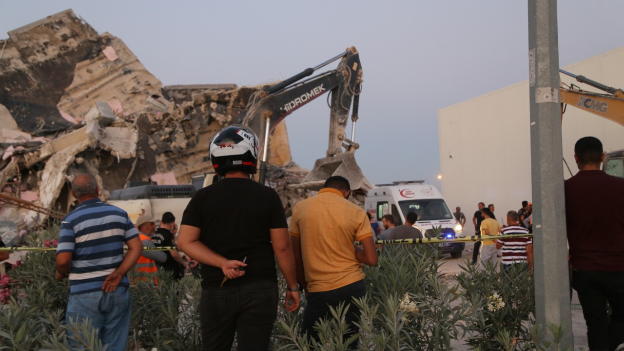 Hasarlı bina 'kontrollü' yıkımda çöktü: Operatör öldü, 3 yaralı
