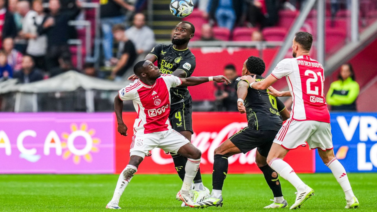 Ajax 3-0 geriye düştü taraftar çıldırdı, 2 kez duran maç tatil edildi
