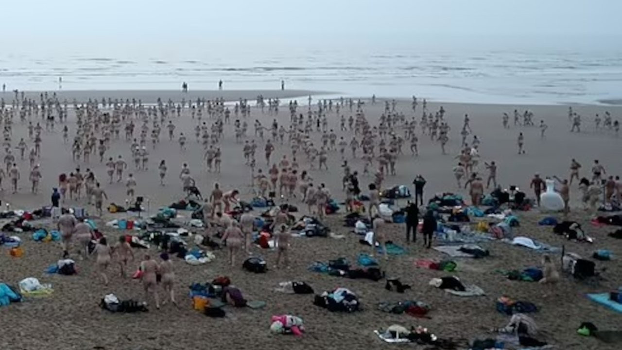 Yüzlerce kişi çıplak denize girdi: 'Özgürleştirici bir eylem'
