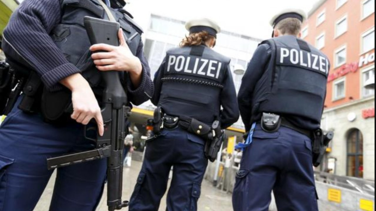 Almanya'da polisin takip ettiği araç kaza yaptı: 7 mülteci hayatını kaybetti