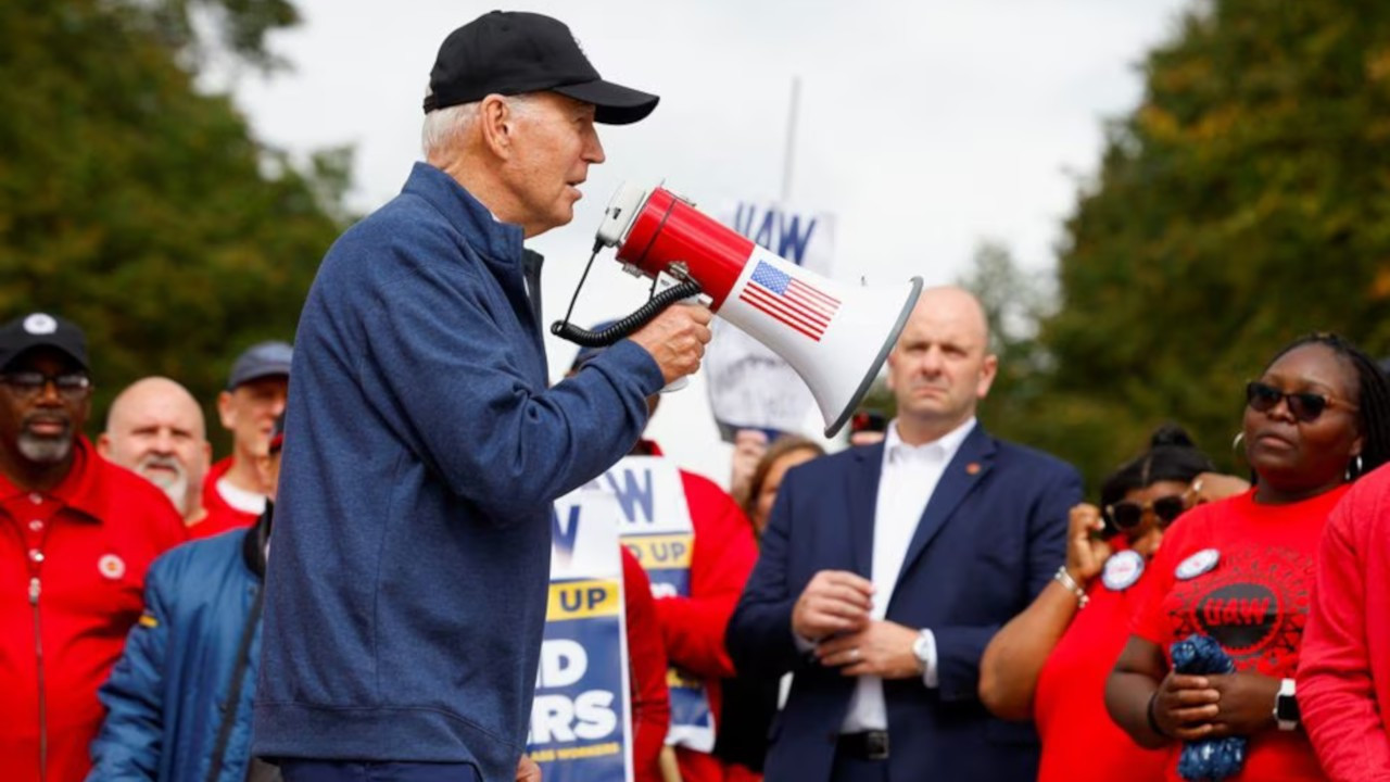 Biden, grevdeki General Motors işçilerini ziyaret etti