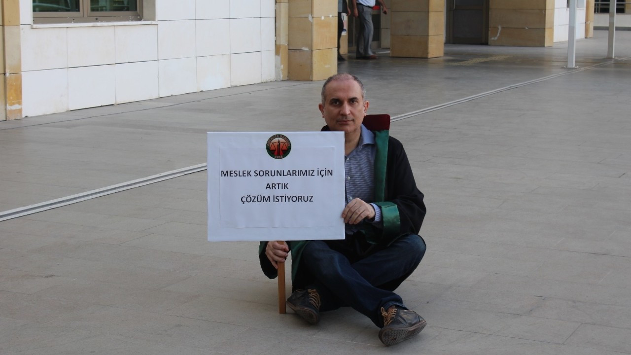 Antalya Baro Başkanı'ndan avukatlar için oturma eylemi