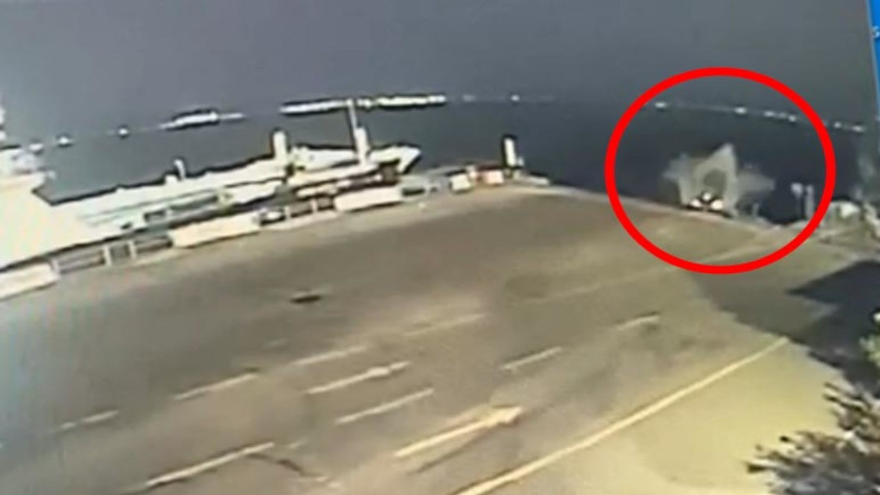 Eskihisar Feribot İskelesi'nde bir araç denize düştü