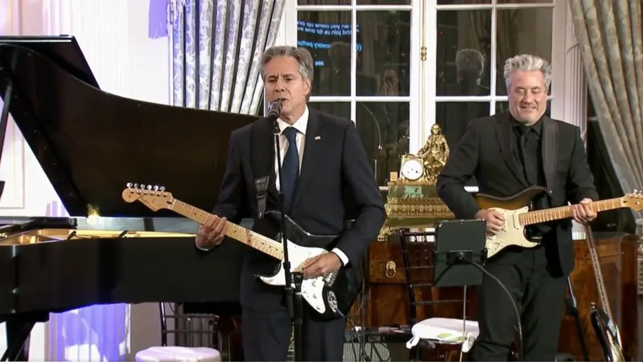 ABD Dışişleri Bakanı Blinken, gitar çalıp şarkı söyledi