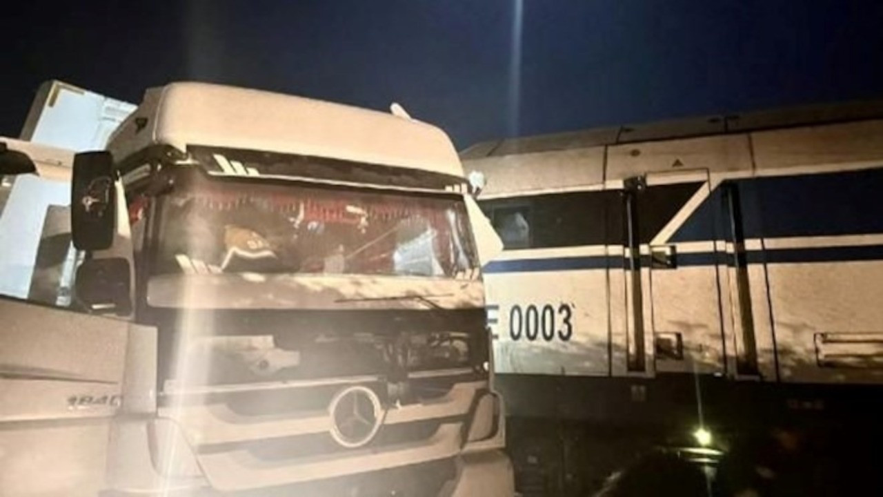 Yük treni tıra çarptı: Sürücü yaralandı, 50 koyun öldü