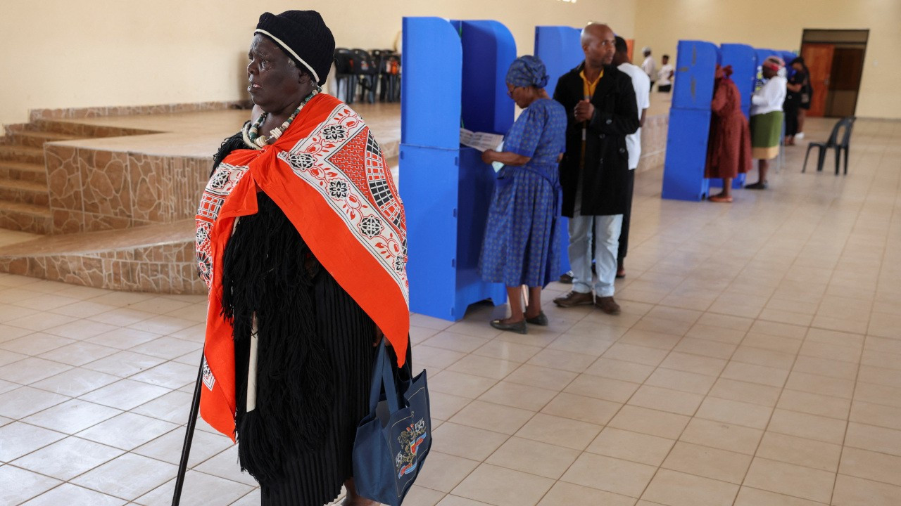 Afrika'nın son mutlak monarşisinde partisiz parlamento seçimi