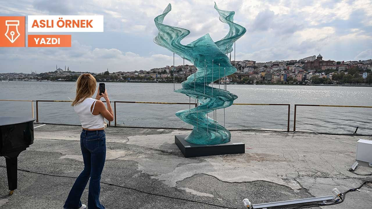 Contemporary İstanbul'da eserleri su bastı, giden fotoğraf çektirdi