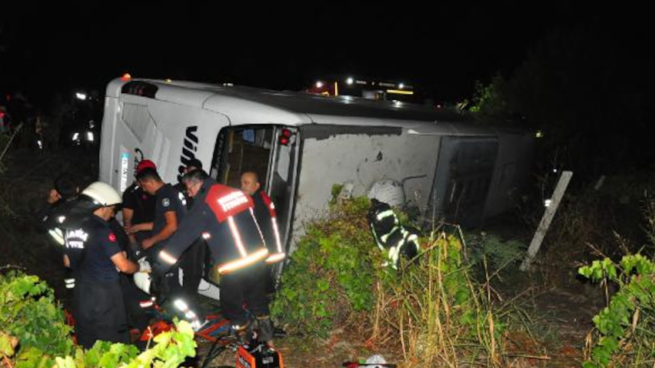Manisa'da yolcu otobüsü üzüm bağına uçtu: 15 yaralı
