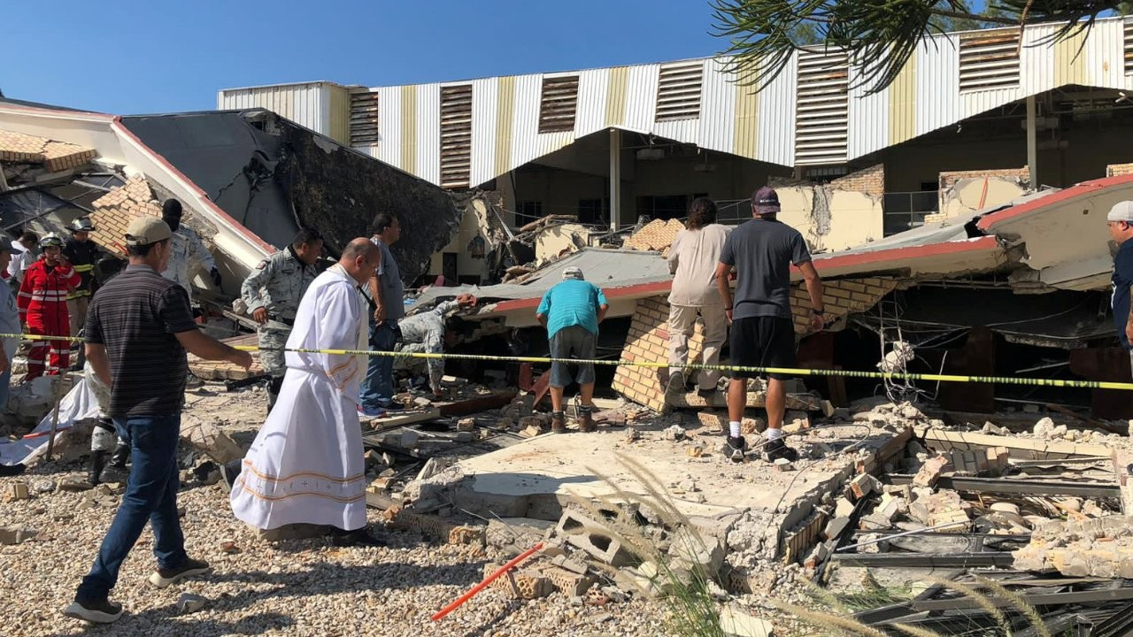 Meksika'da kilisenin çatısı çöktü: 9 ölü, 50 yaralı