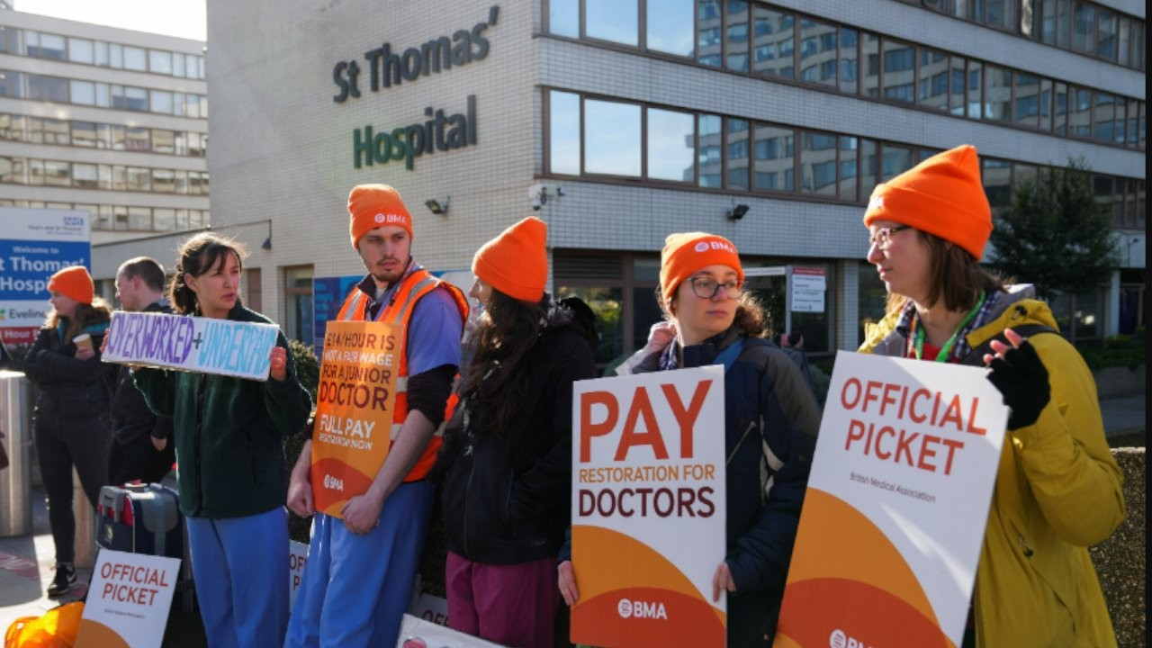 İngiltere'de doktorlar bir kez daha grevde: 85 bin sağlıkçı iş bıraktı
