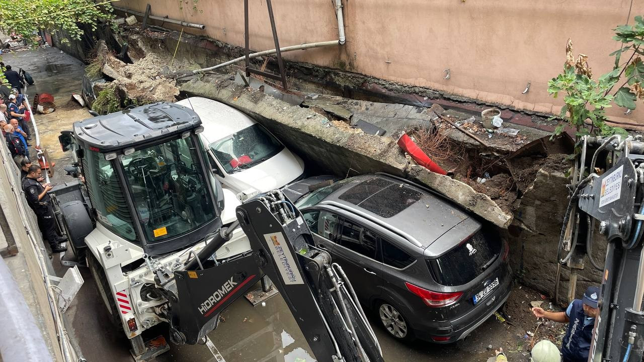 Zeytinburnu'nda istinat duvarı çöktü, 4 araç altında kaldı
