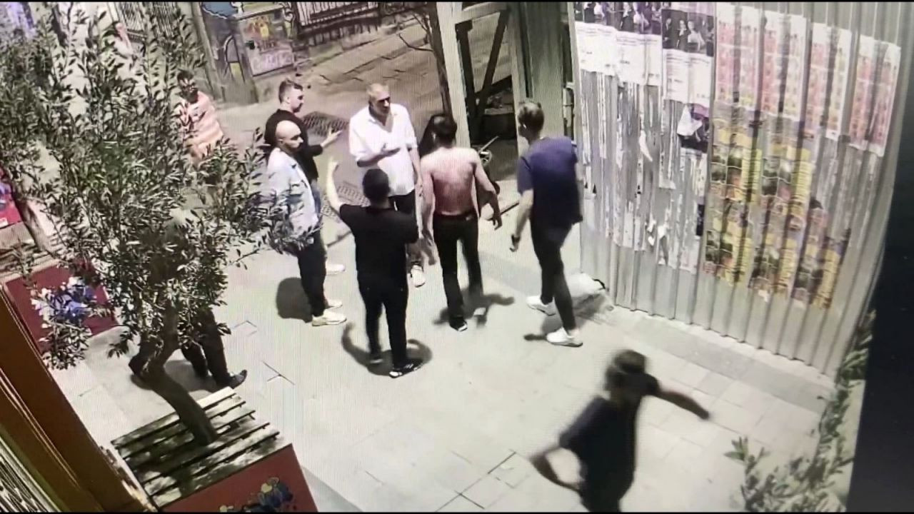 Taksim'de merdivenlerde oturan iki arkadaşa çivili sopa ve şişelerle saldırı - Sayfa 2