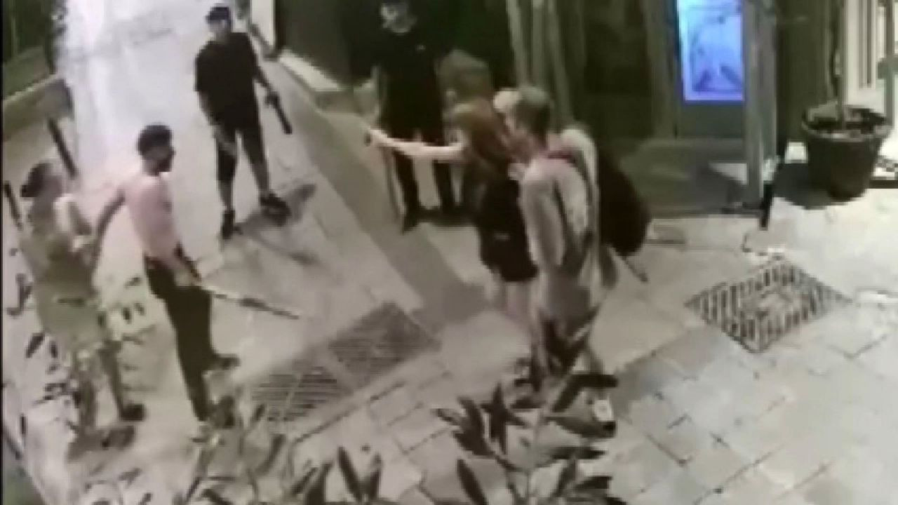 Taksim'de merdivenlerde oturan iki arkadaşa çivili sopa ve şişelerle saldırı - Sayfa 1