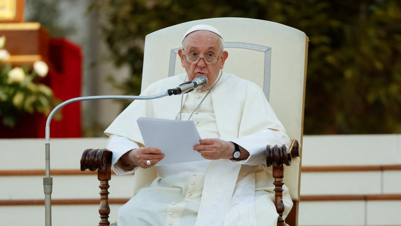 Papa Francis 'eşcinsel birlikteliklerin kutsanabileceğini' söyledi: Dışlayıcı yargıçlar olamayız