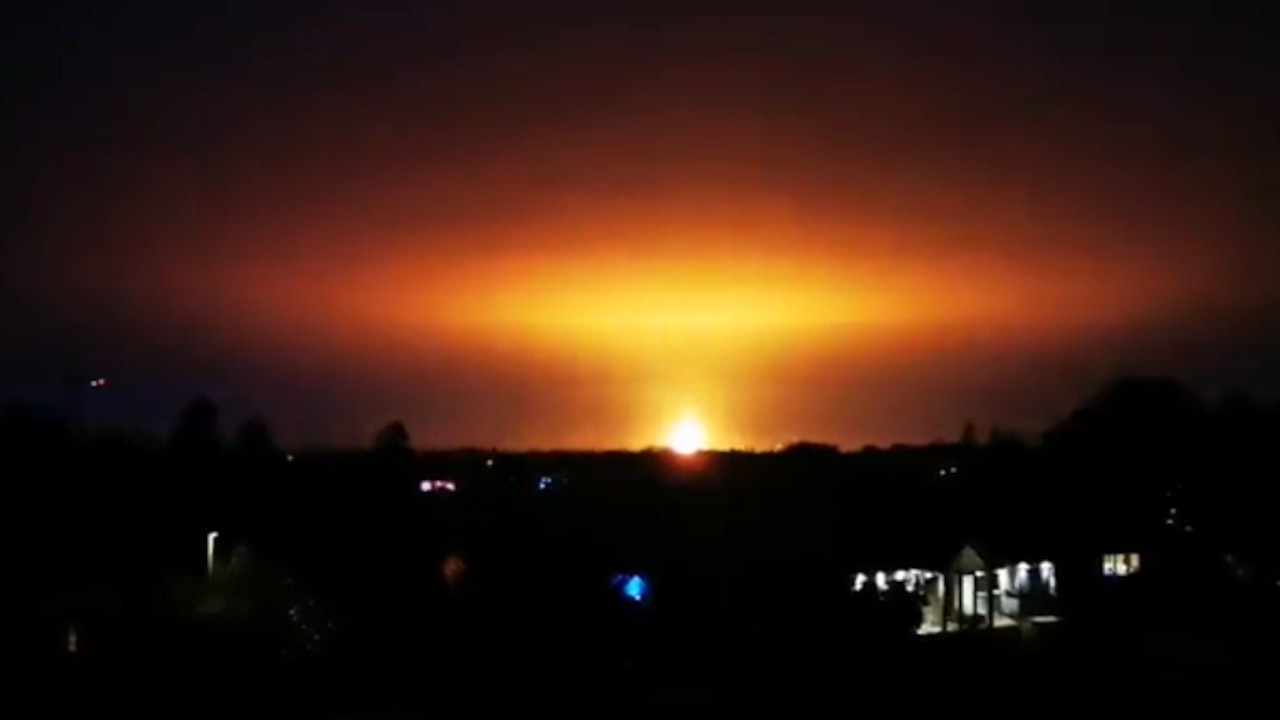İngiltere'de patlama: Devasa ateş topu gökyüzünü aydınlattı