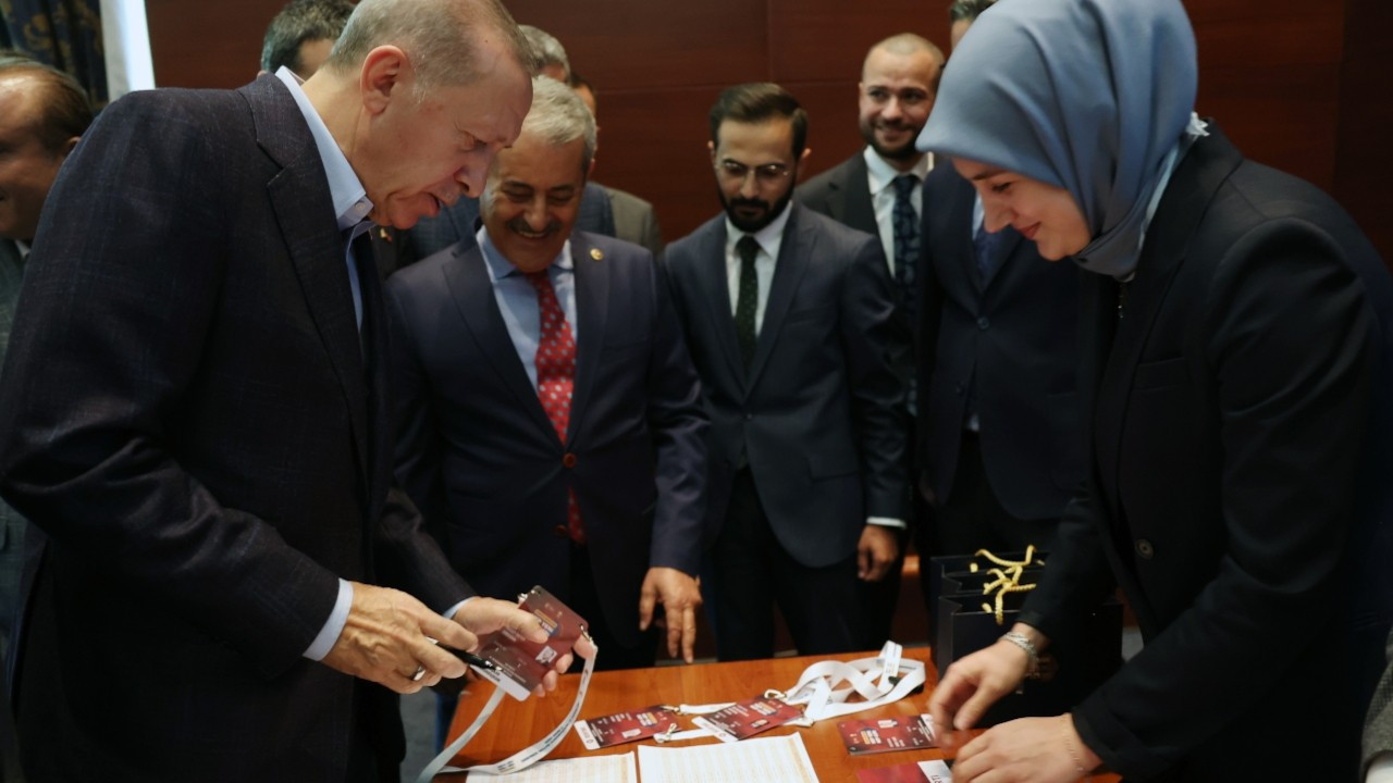 Erdoğan, kongre delege kartını teslim aldı