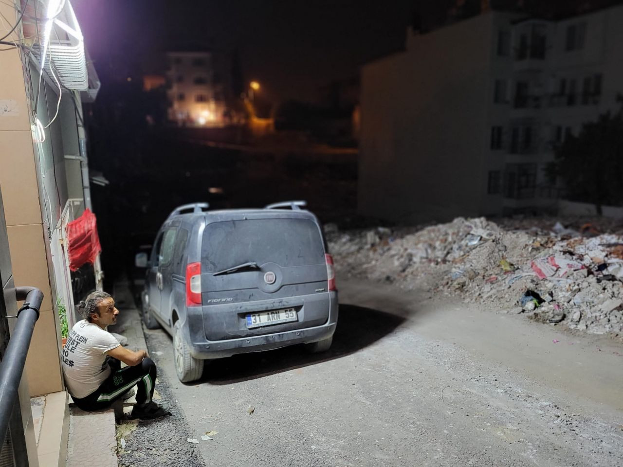 Gündüz toz, gece karanlık: Sokakları mahalleliler aydınlatıyor - Sayfa 1