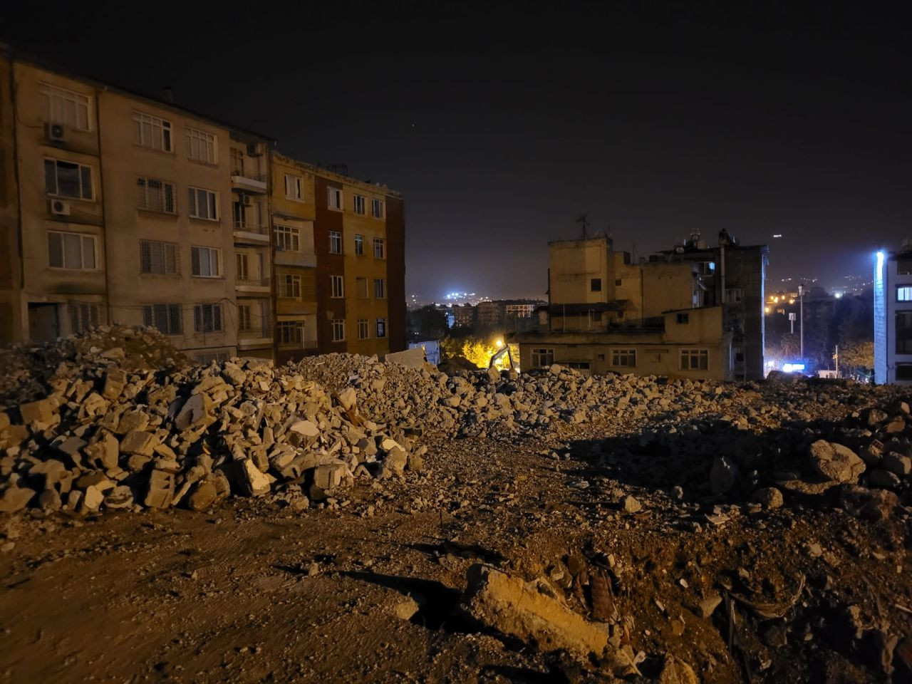 Gündüz toz, gece karanlık: Sokakları mahalleliler aydınlatıyor - Sayfa 4