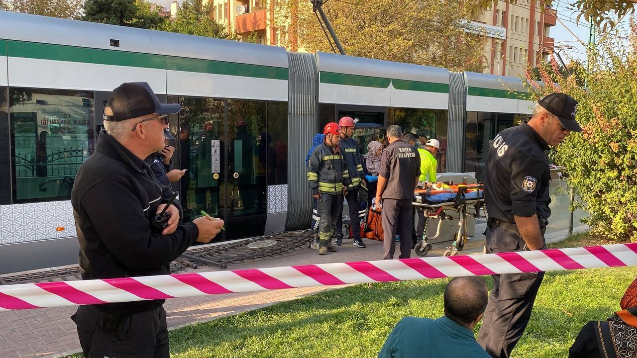 Durakta düşen kadın, tramvay ve kaldırım arasında sıkışıp öldü