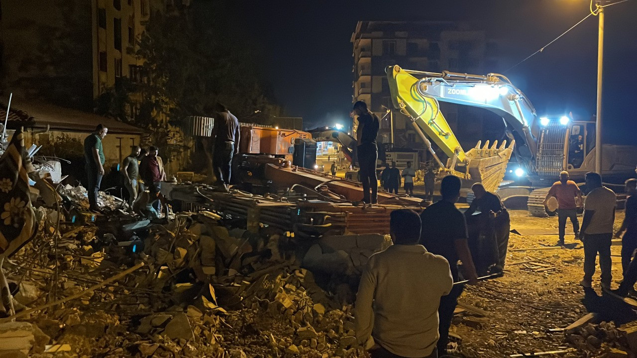 Hatay'da ağır hasarlı bina yıkım sırasında iş makinesinin üzerine çöktü