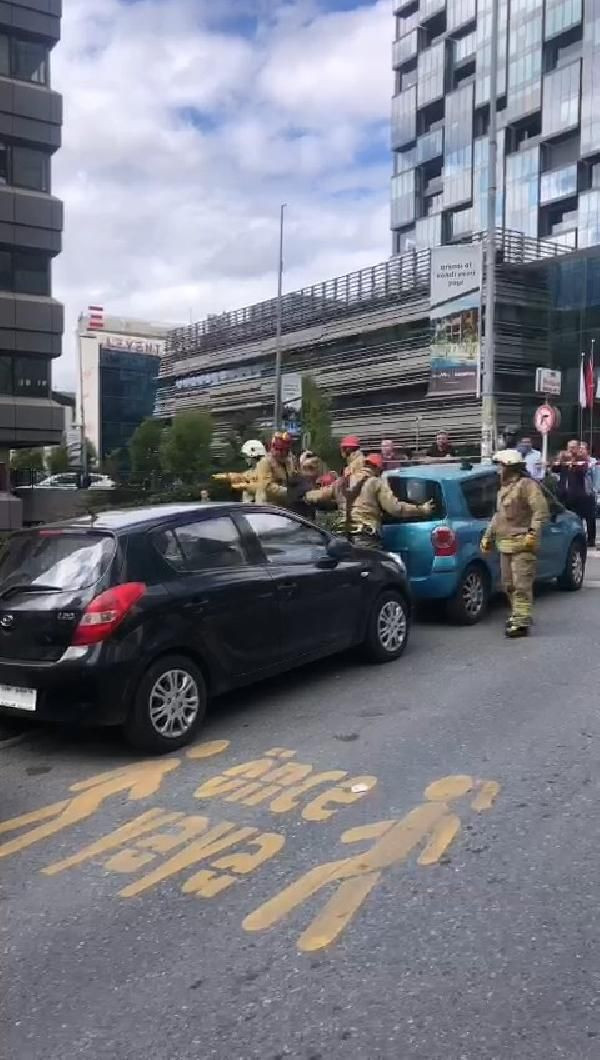 İstanbul'un ortasında kaldırım çöktü: Bir kadın çukurun içine düştü - Sayfa 1