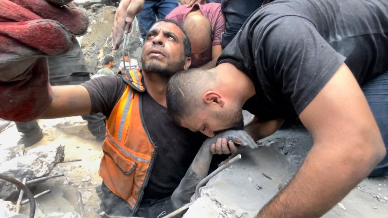 AA muhabiri İsrail saldırısında yakınlarını kaybetti: Kardeşe son veda