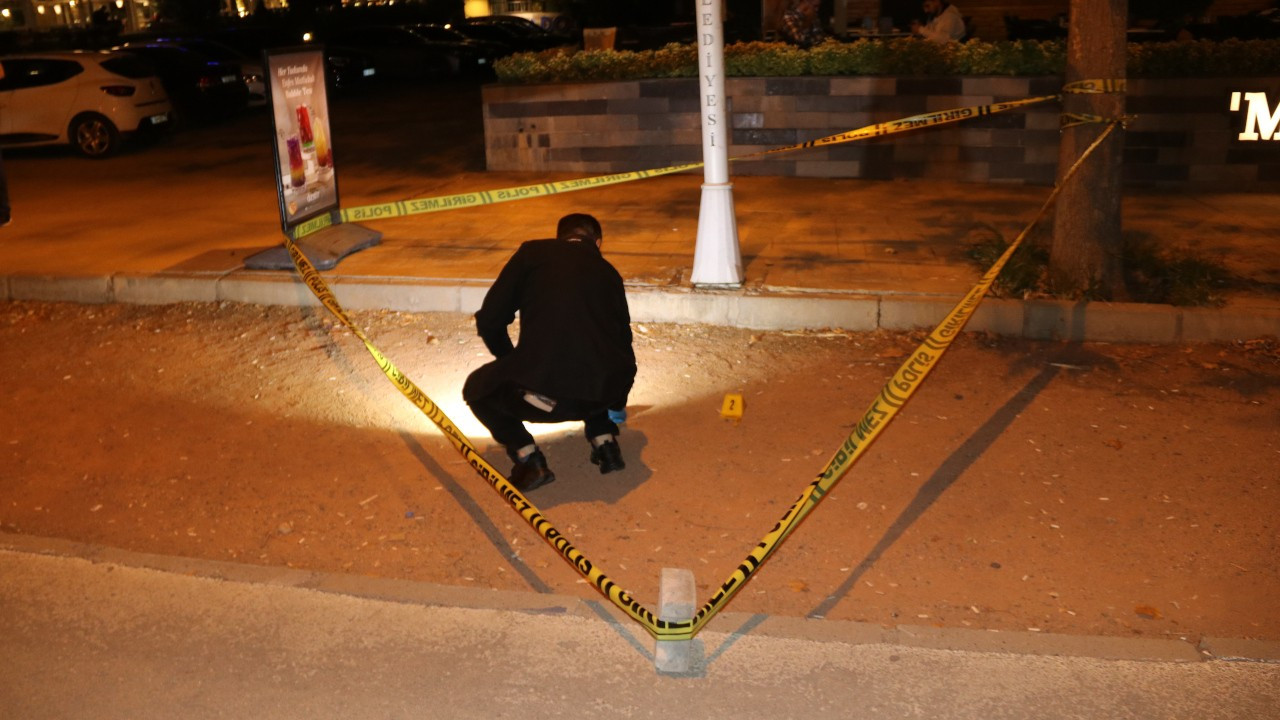 Diyarbakır'da iş yerlerine silahlı saldırı
