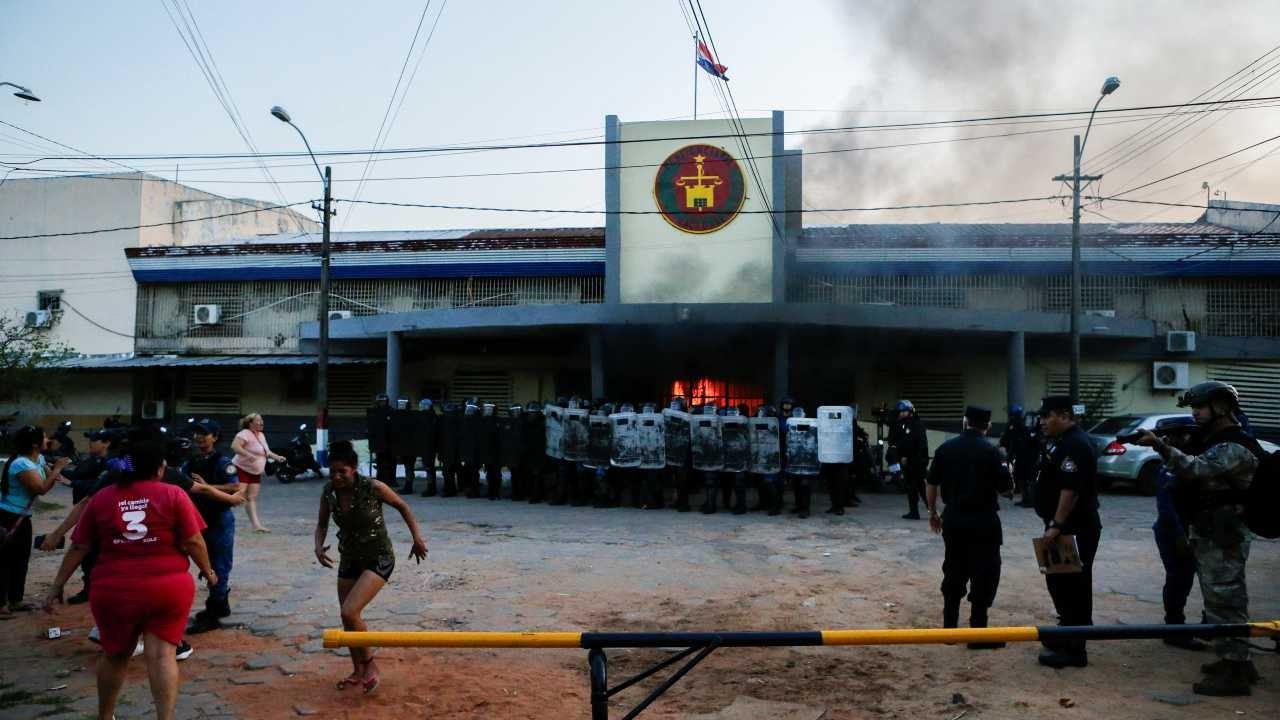 Paraguay'da isyan: Hapishane ateşe verildi, gardiyanlar rehin alındı