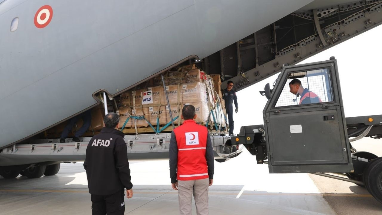 Türkiye'den Gazze'ye insani yardım: İlk uçak Mısır'a indi