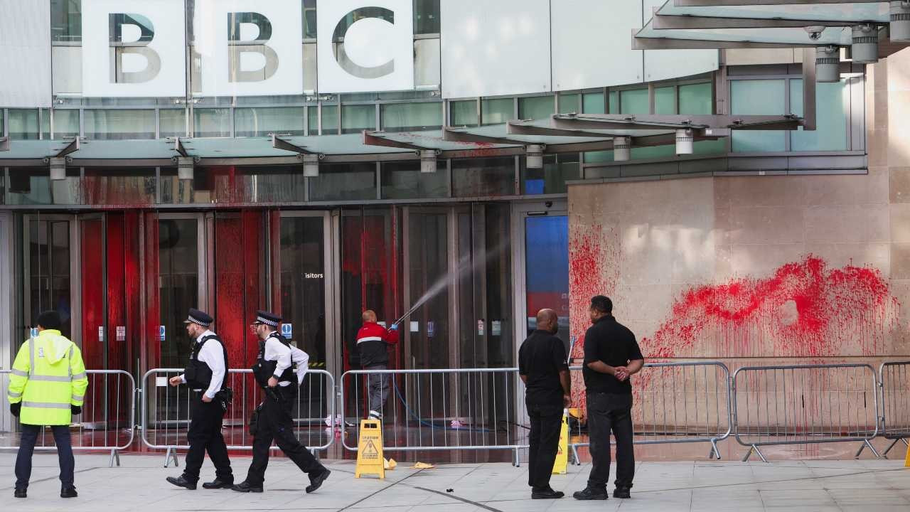 Filistin'e destek eylemi: BBC merkez binasına kırmızı boya atıldı